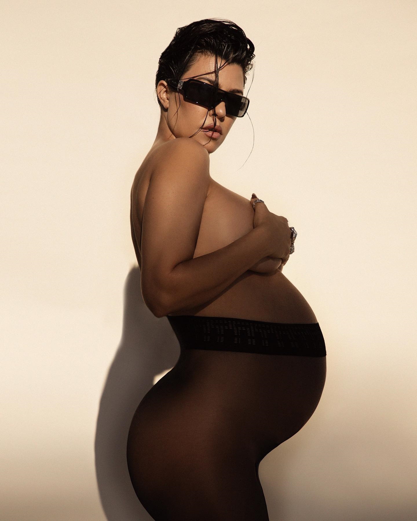 Кортни Кардашьян стала мамой в четвертый раз. Топ фото обнаженной и беременной Ким и не только